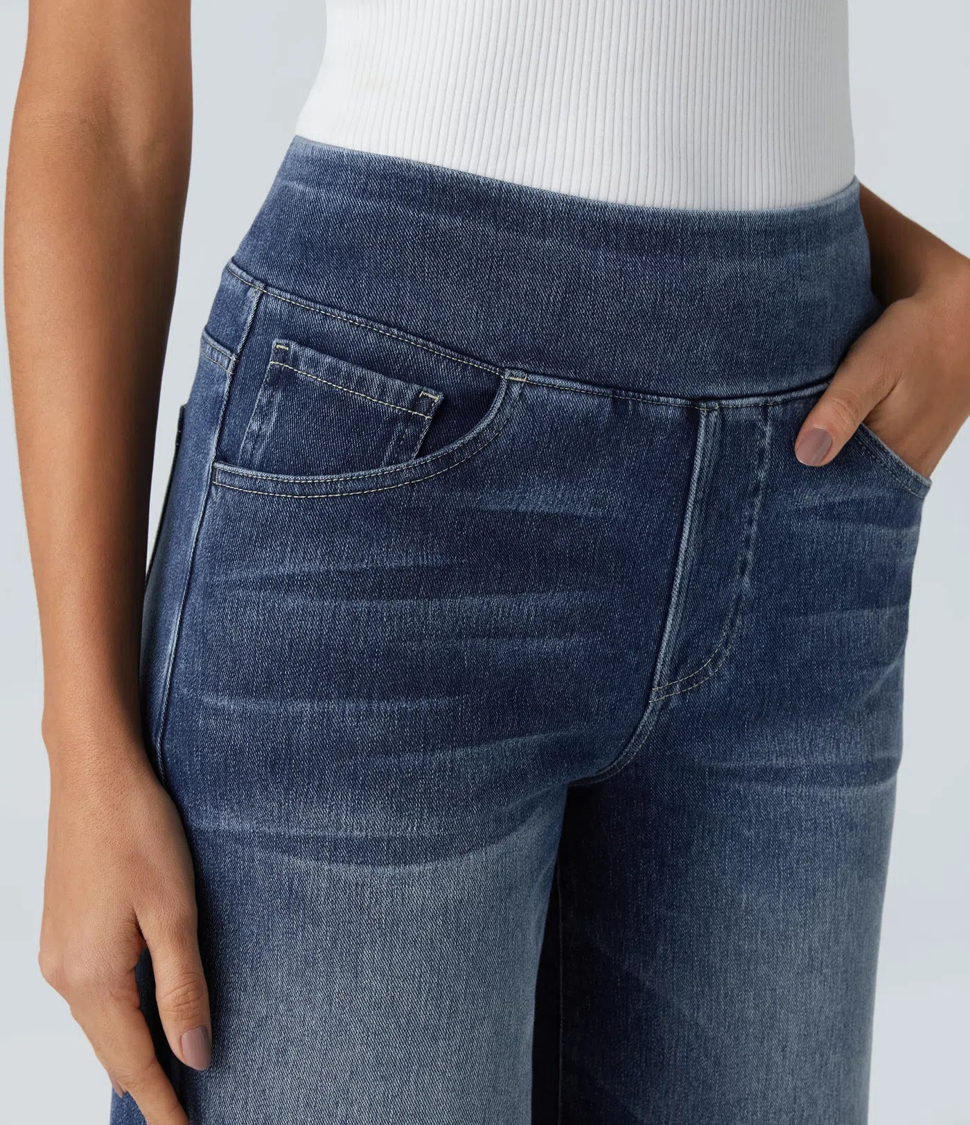 High-waisted elastic trousers